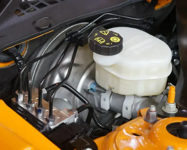 Serbatoio liquido freni con tappo DOT 4 e tubi collegati all'ABS. Attenzione all'insufficienza liquido freni per la sicurezza.