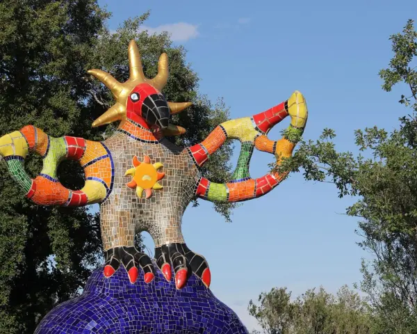 Statua colorata con mosaici, perfetta per un weekend con bambini in Toscana. Un'opera d'arte che incanta grandi e piccini.