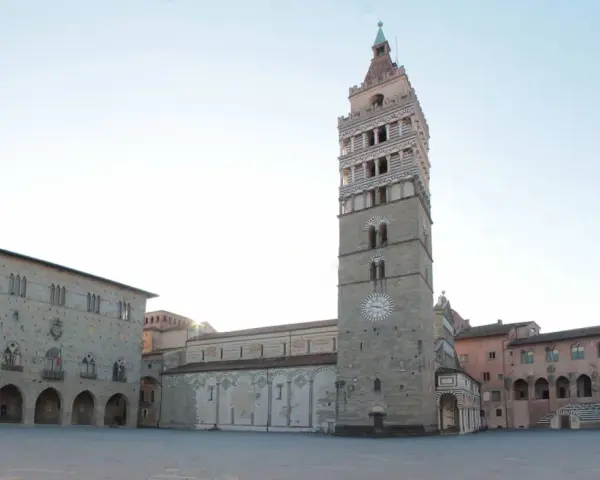 Piazza del Duomo a Pistoia centro storico, con il campanile e il Palazzo Comunale.