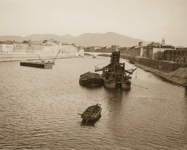 Pisa era sul mare, con navi e draghe che lavorano nel fiume. Un piccolo gozzo galleggia tranquillo.