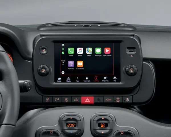 Cruscotto Fiat Panda Hybrid: schermo con icone app, navigatore e simboli spie.