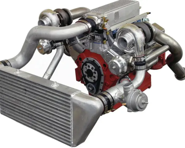 Motore V8 potenziato con doppio turbo e intercooler. L'intercooler cos'è? Raffredda l'aria compressa per più potenza.