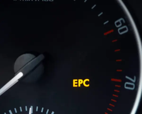 Cruscotto auto con spia EPC accesa, segnala un problema al motore della Polo 1.2 benzina.