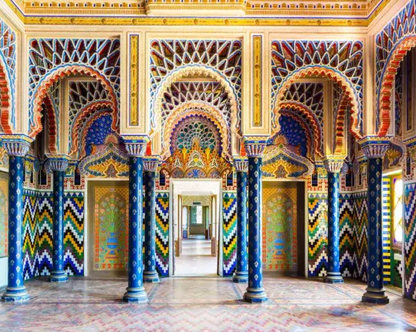 Interni riccamente decorati con archi moreschi, colonne blu e mosaici colorati. Un luogo da fiaba, tra i posti da visitare in Toscana.