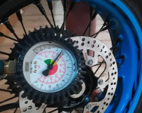 Manometro collegato alla ruota per controllare la pressione gomme moto. L'ago indica circa 2.5 bar.