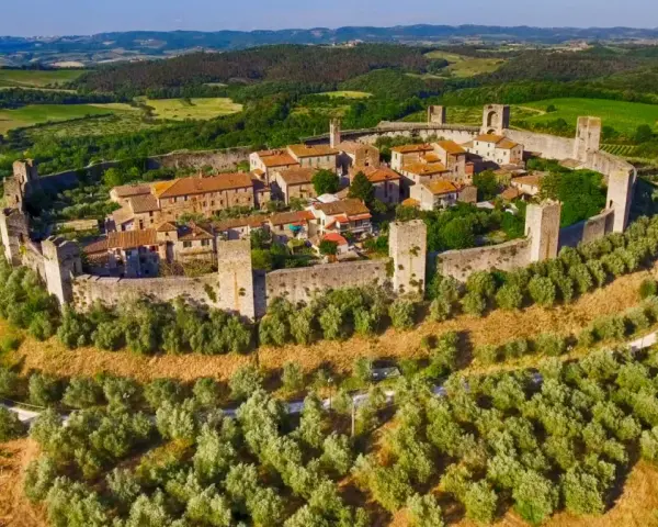 Borghi medievali fortificati, circondati da uliveti e vigneti, con torri e mura antiche. Un gioiello toscano, non lontano da Viareggio.