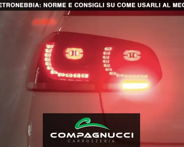 La spia fendinebbia posteriori accesa su un fanale rosso di un'auto.