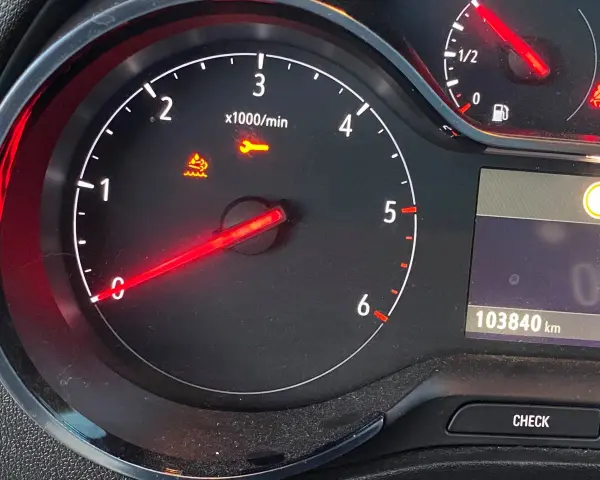 Spia difetto motore Opel Crossland X: icona chiave inglese e motore con gocce d'acqua accese. Controllare il veicolo.