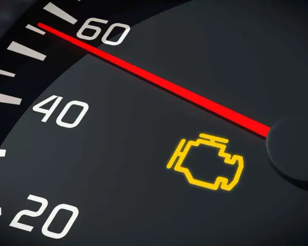 Spia accesa sul cruscotto: il **catalizzatore auto** potrebbe avere un problema. Controlla il motore!