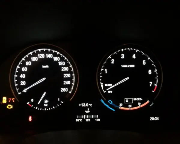 Cruscotto BMW Serie 1: spia motore accesa, tachimetro, contagiri, temperatura e ora.