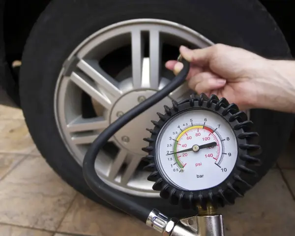 Controllo pressione gomme auto con manometro. Impara come gonfiare gomme auto per viaggiare in sicurezza.