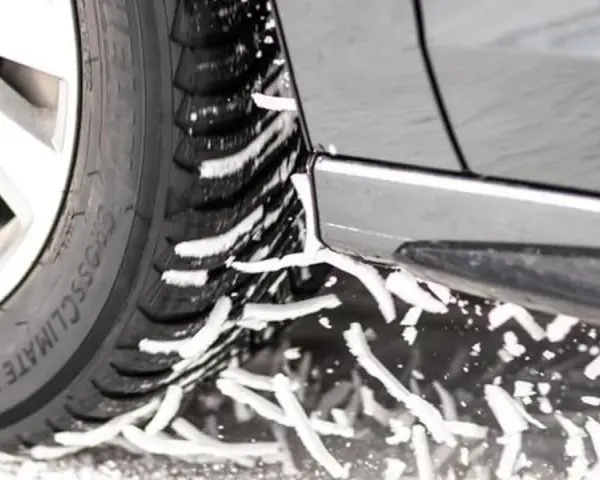 Gomme invernali in azione sulla neve, pronte per affrontare le strade secondo il decreto gomme.