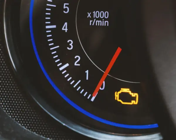 Cruscotto auto con contagiri e la spia EPC accesa, segnalando un problema al motore.