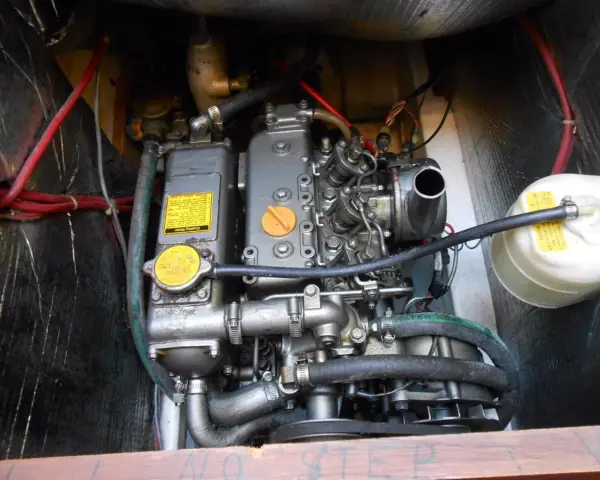Motore diesel di barca, con tubi e filtri visibili. Potrebbe esserci un problema se non arriva gasolio al motore diesel.