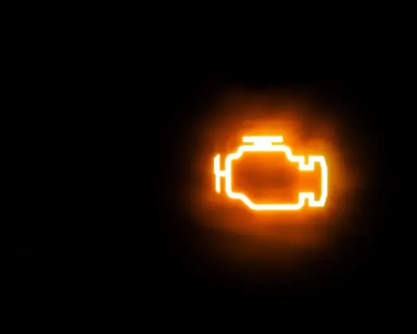 La spia gialla motore si accende, un segnale che qualcosa non va.