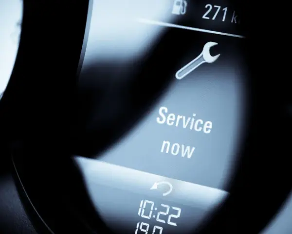 Cruscotto Lancia Y: icona chiave inglese e messaggio "Service now". Il service è scaduto, è ora di portarla dal meccanico.
