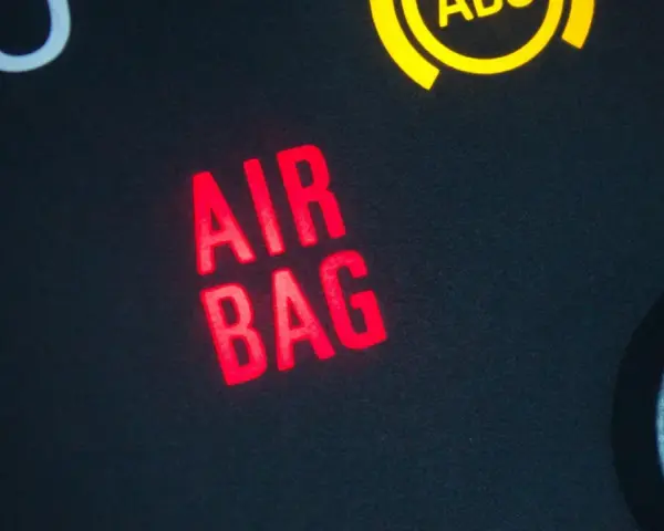 Spia airbag accesa fissa sul cruscotto. Un segnale rosso che indica un problema con il sistema di sicurezza.