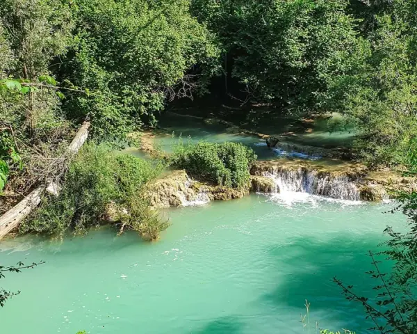 Acque cristalline e cascate naturali, un angolo di paradiso tra i fiumi balneabili toscana.