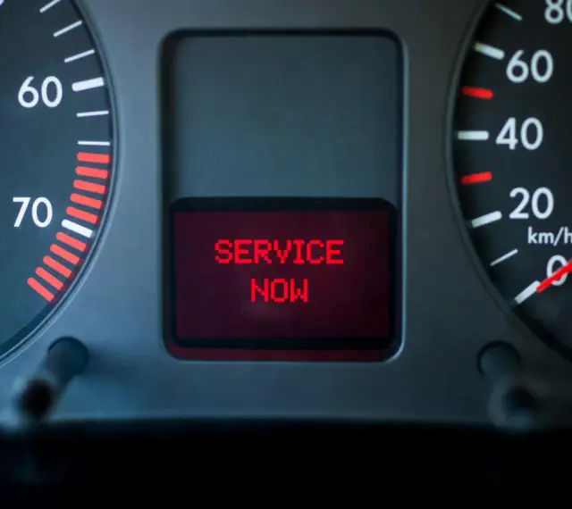 Cruscotto Golf 7 con spia EPC accesa e messaggio "SERVICE NOW".