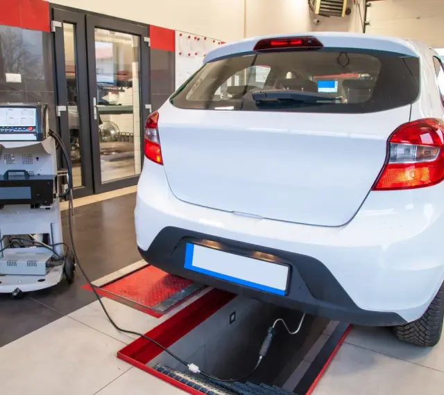 Controllo emissioni auto: la scadenza revisione è vicina, ma la tolleranza dei gas è nei limiti.