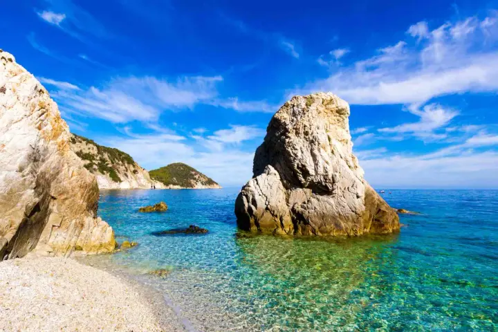 Un mare bello in Toscana, con rocce imponenti e acque cristalline che invitano a un tuffo.