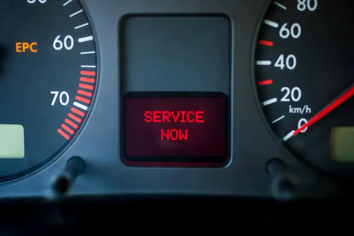 Cruscotto Golf 7 con spia EPC accesa e messaggio "SERVICE NOW".