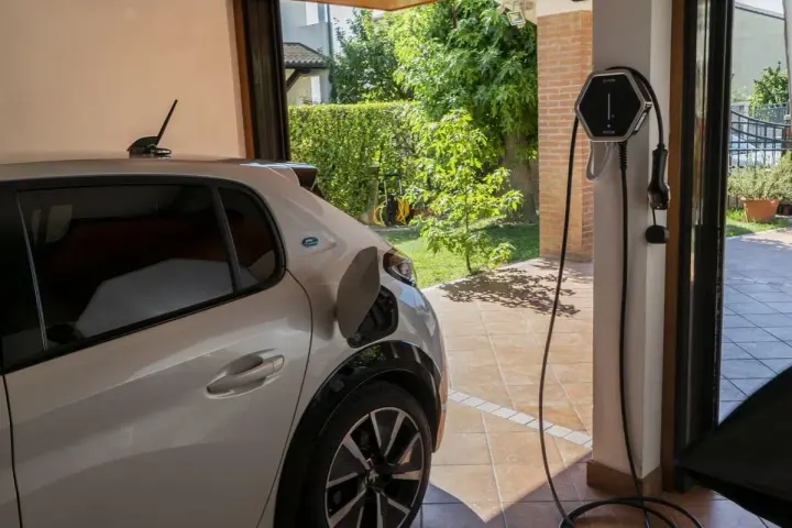Auto elettrica in ricarica. La wallbox cos'è? Un dispositivo per caricare in sicurezza a casa.