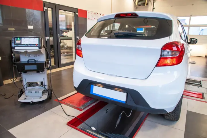 Controllo emissioni auto: la scadenza revisione è vicina, ma la tolleranza dei gas è nei limiti.
