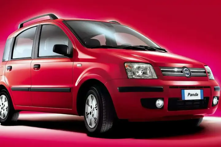 Fiat Panda 1.2 69 cv: un'icona rossa su sfondo acceso. Nonostante la sua popolarità, alcuni proprietari segnalano piccoli problemi.