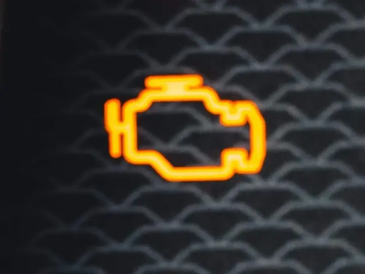 Spia motore accesa, possibile surriscaldamento motore. Attenzione!