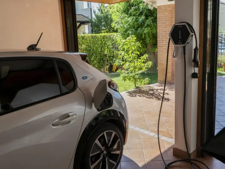 Auto elettrica in ricarica. La wallbox cos'è? Un dispositivo per caricare in sicurezza a casa.