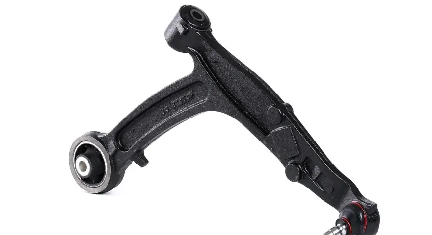 Braccetto auto rotto, pezzo di ricambio in metallo nero con snodo sferico e gommini, pronto per la sostituzione.