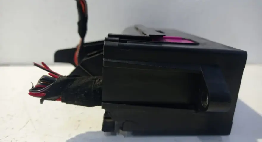 Blocco fusibili per Golf 6 con cavi colorati.