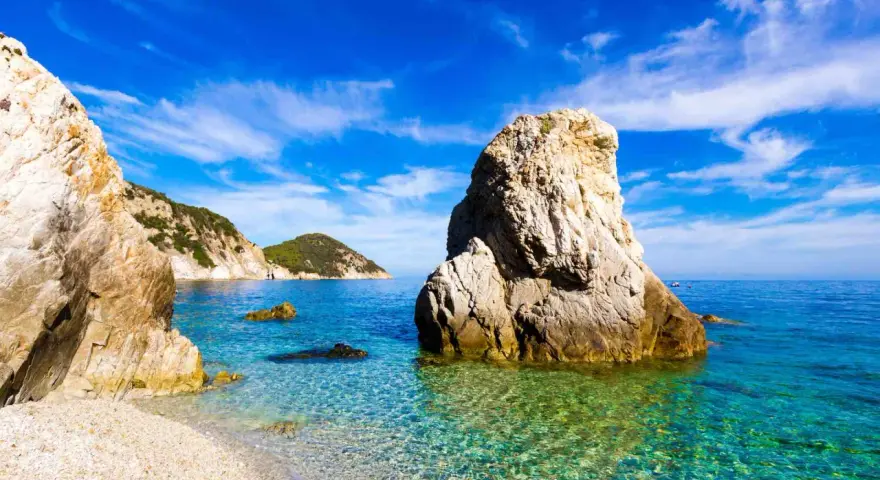Un mare bello in Toscana, con rocce imponenti e acque cristalline che invitano a un tuffo.