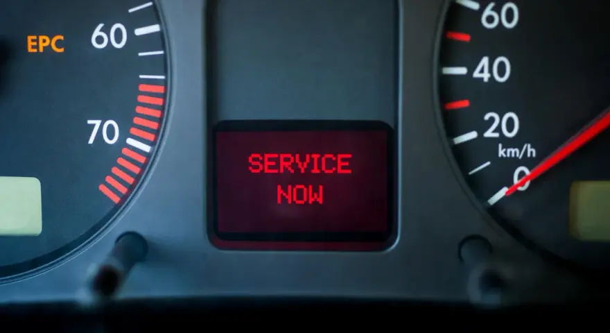 Cruscotto Golf 7 con spia EPC accesa e messaggio "SERVICE NOW".