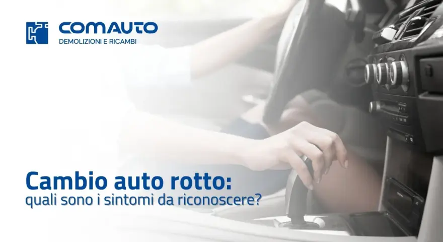 Mano sul cambio auto, con testo "Cambio auto rotto: quali sono i sintomi da riconoscere?". Indica i sintomi di un cuscinetto cambio rotto.