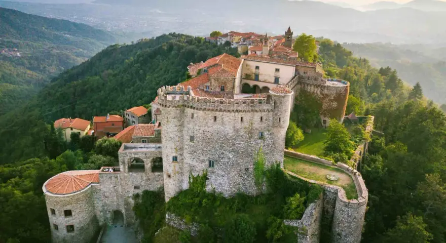 Il Castello Malaspina di Fosdinovo, avvolto dalla nebbia mattutina, sembra custodire antiche leggende tra le sue mura.
