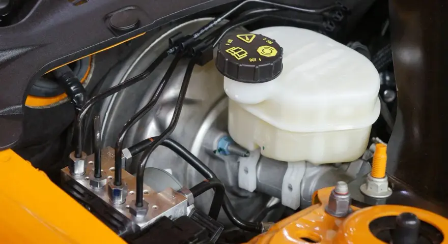 Serbatoio liquido freni con tappo DOT 4 e tubi collegati all'ABS. Attenzione all'insufficienza liquido freni per la sicurezza.
