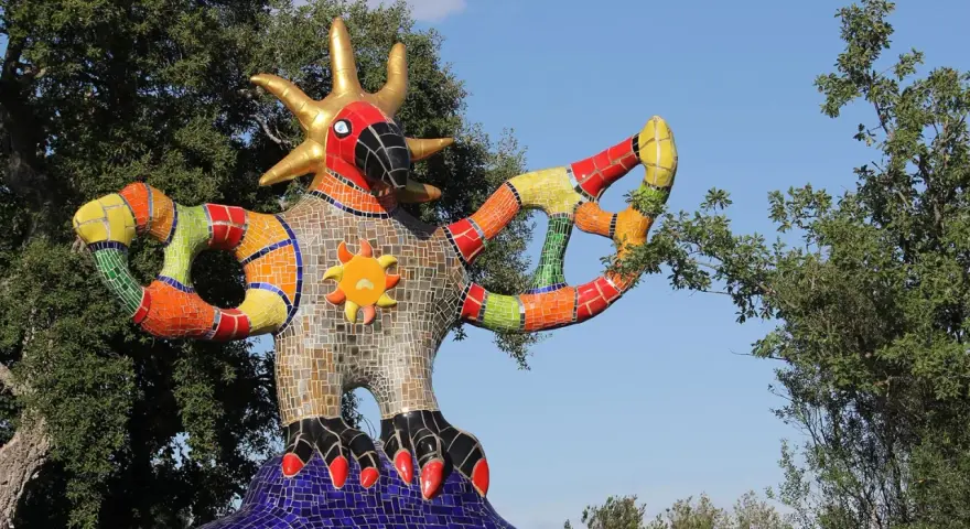 Statua colorata con mosaici, perfetta per un weekend con bambini in Toscana. Un'opera d'arte che incanta grandi e piccini.