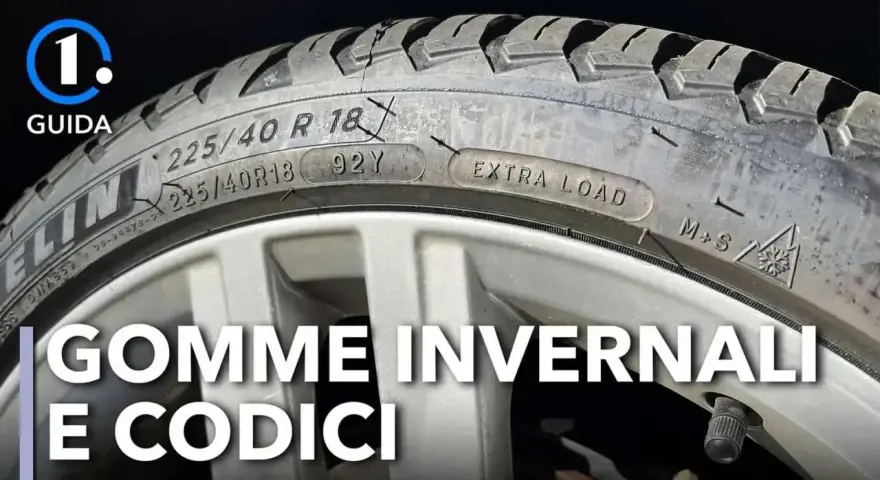 Guida su come riconoscere gomme invernali: il fianco del pneumatico mostra codici come "M+S" e il simbolo del fiocco di neve, essenziali per la sicurezza invernale.