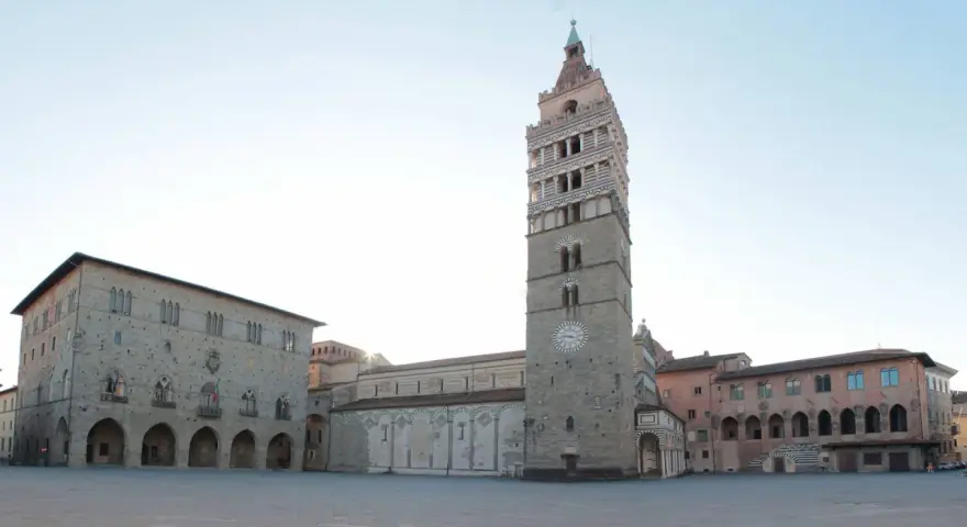Piazza del Duomo a Pistoia centro storico, con il campanile e il Palazzo Comunale.