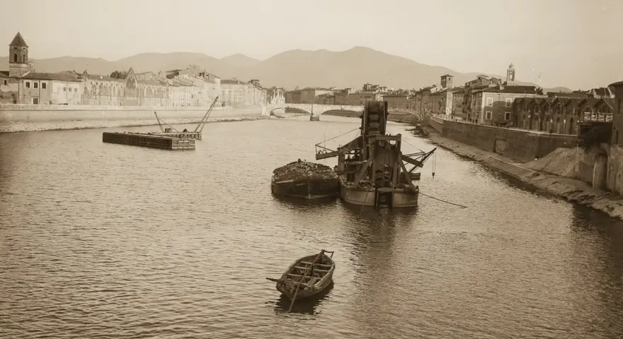 Pisa era sul mare, con navi e draghe che lavorano nel fiume. Un piccolo gozzo galleggia tranquillo.