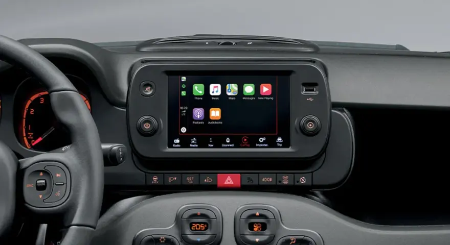 Cruscotto Fiat Panda Hybrid: schermo con icone app, navigatore e simboli spie.