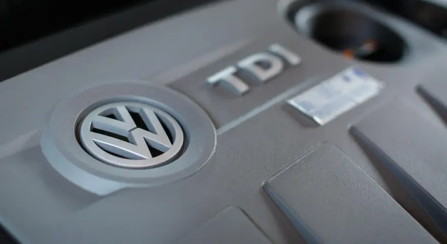Copertura motore Volkswagen TDI. Se la spia candelette lampeggiante ti preoccupa, controlla il motore.