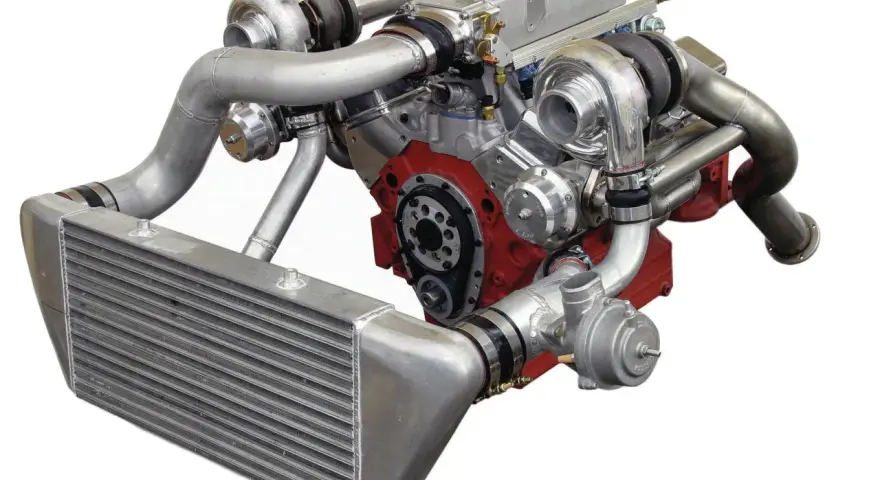 Motore V8 potenziato con doppio turbo e intercooler. L'intercooler cos'è? Raffredda l'aria compressa per più potenza.