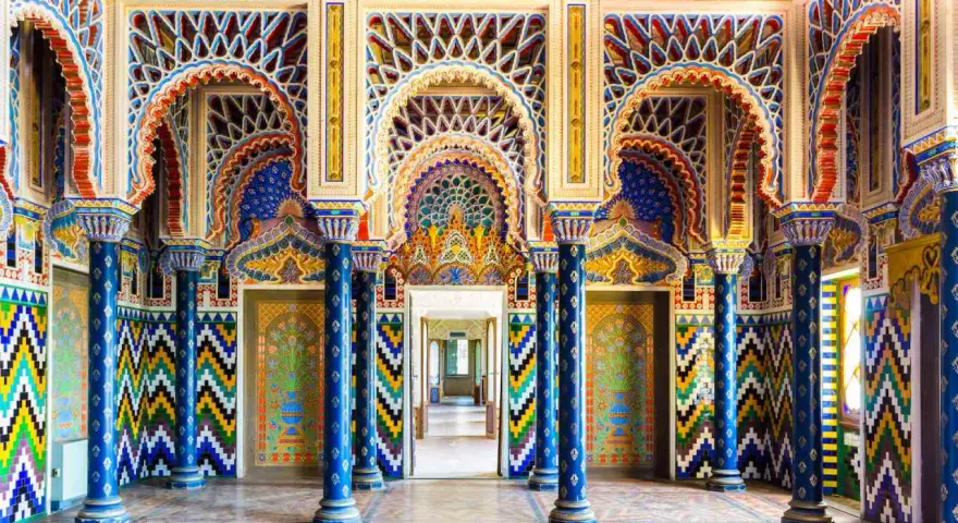 Interni riccamente decorati con archi moreschi, colonne blu e mosaici colorati. Un luogo da fiaba, tra i posti da visitare in Toscana.