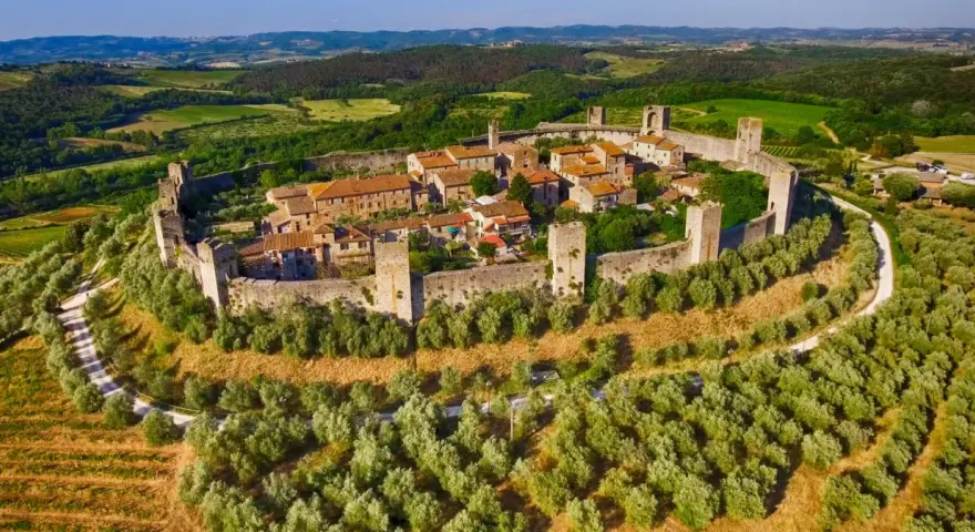 Borghi medievali fortificati, circondati da uliveti e vigneti, con torri e mura antiche. Un gioiello toscano, non lontano da Viareggio.