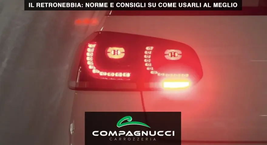 La spia fendinebbia posteriori accesa su un fanale rosso di un'auto.