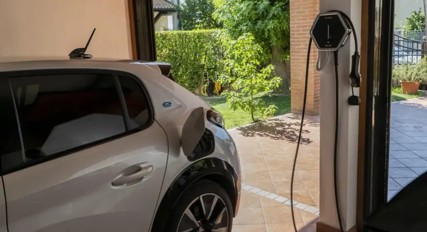 Auto elettrica in ricarica. La wallbox cos'è? Un dispositivo per caricare in sicurezza a casa.
