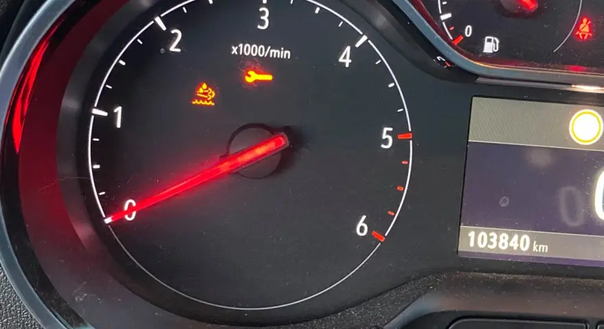 Spia difetto motore Opel Crossland X: icona chiave inglese e motore con gocce d'acqua accese. Controllare il veicolo.